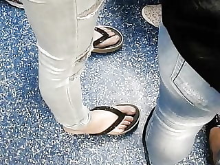 candid feet - feet at subway 02