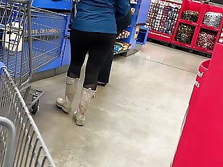 Thick West Indies MILF in leggings shopping cont.